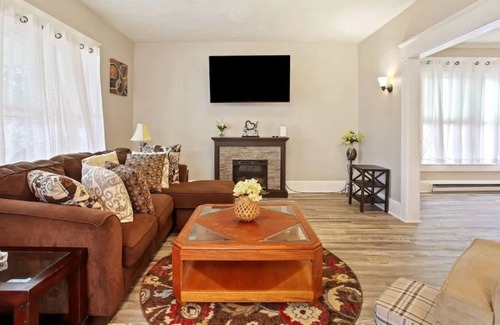 Pittston House | Stylish Victorian Oasis Great Location 2 Queen Beds close to Airport