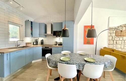 Stari Grad House | Stylish villa by the seafront