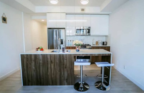 Sunnyside Condo | ✨ Stylish Walkout Condo in the Heart of Trendy Kensington ✨