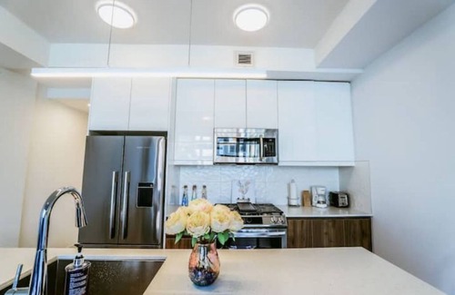 Sunnyside Condo | ✨ Stylish Walkout Condo in the Heart of Trendy Kensington ✨