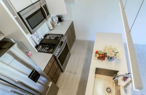 Sunnyside Condo | ✨ Stylish Walkout Condo in the Heart of Trendy Kensington ✨