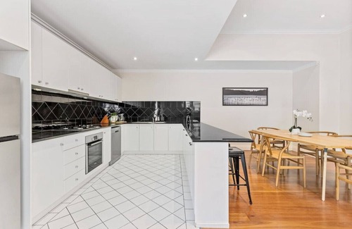 Surry Hills Apartment | Stylish Warehouse Oasis in Vibrant Darlinghurst
