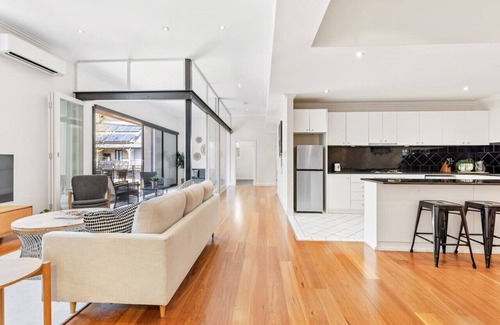 Surry Hills Apartment | Stylish Warehouse Oasis in Vibrant Darlinghurst