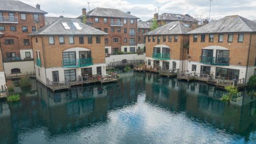 Surrey Docks Apartment | Stylish Waterfront Apartment