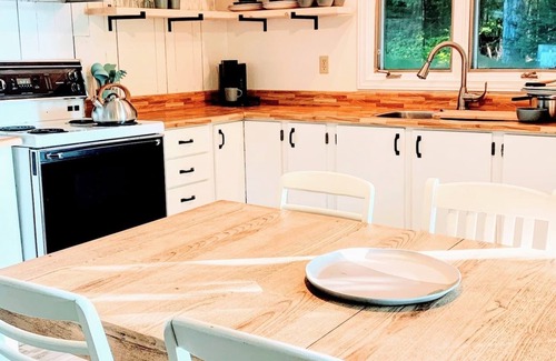 Nipissing Cabin | Stylish Waterfront Cottage, flat private Beach, North of Muskoka