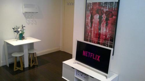 Shepherd's Bush Apartment | Stylish West London Get Away Shepherd bush Market London Westfield Apartment
