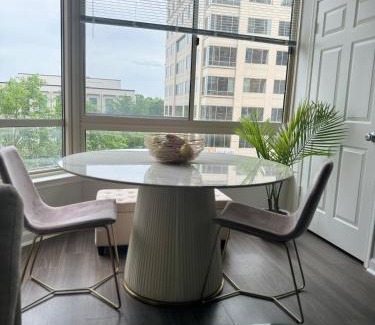 Ballston Apartment | Stylish1BR, Arlington,FREEPark,Pool, Gym Wifi,