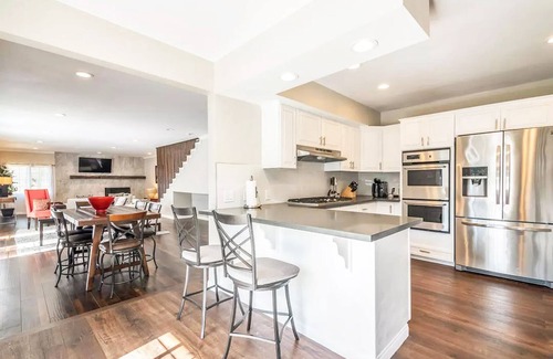 Studio City House | Stylishly Furnished Home Nestled in Hollywood Hills with Wow Views