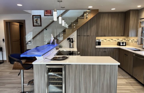 Deer Valley Condo | Stylishly Remodeled Retreat on Deer Valley Loop with Private Hot Tub!