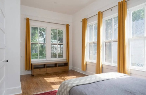 Pleasant Street House | Stylishly renovated cottage in downtown Gainesville near UF & Shands.