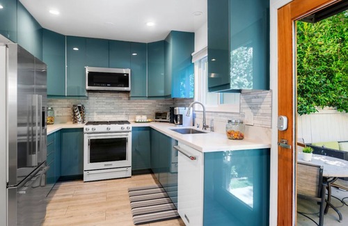 Brentwood House | Stylishly Renovated Townhouse in Prime Brentwood Location