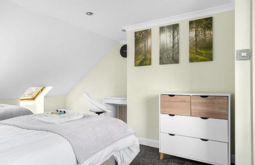 Cann Hall Apartment | Stylist and Cosy 2 bed Apartment LongStay Parking Sleeps 4 WiFi