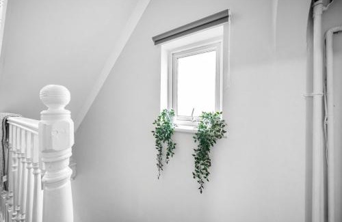 Cann Hall Apartment | Stylist and Cosy 2 bed Apartment LongStay Parking Sleeps 4 WiFi