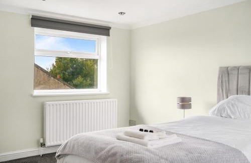 Cann Hall Apartment | Stylist and Cosy 2 bed Apartment LongStay Parking Sleeps 4 WiFi
