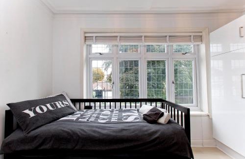 St. Leonard's Apartment | Stylist Studio 17 minutes to City