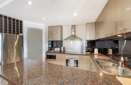 Sullivan's Cove Apartment | SUB PENTHOUSE LUXE SUITE. CBD. FREE PARKING.