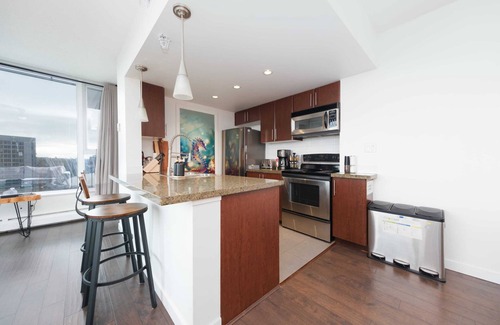 Crosstown Apartment | Sub-Penthouse Oasis with Jacuzzi, Pool, Sauna & Gym