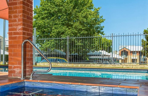 Subiaco Apartment | Subiaco Village with pool, BBQ & spa - free parking and wifi - two bedroom