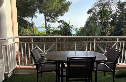 La Croix des Gardes Apartment | Sublime Cannes apartment with sea view terrace - sleeps 6, pets welcome
