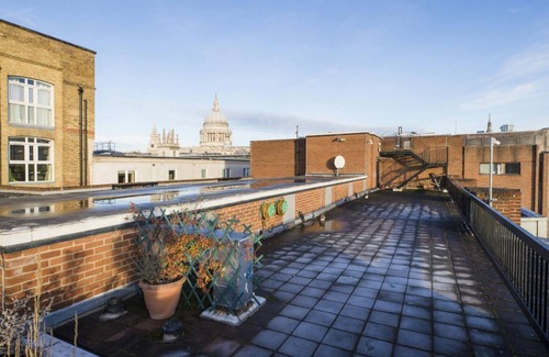 Queenhithe Apartment | Sublime flat with Thames view
