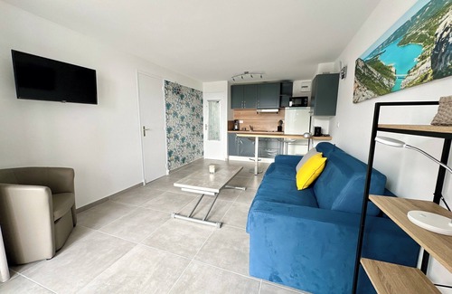 Mandelieu-La-Napoule Apartment | Sublime studio with large terrace and pool