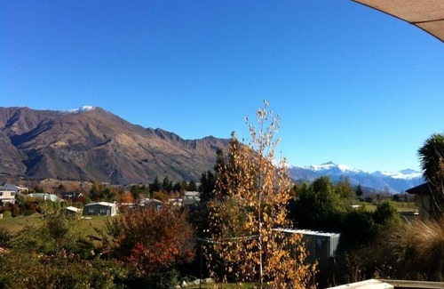 Wanaka House | SUBSTANTIAL 4 BEDRMS w 4 BATHRMS, HOT TUB, GAMES ROOM. EASY WALK TO TOWN