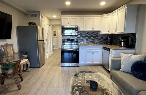 Hilton Head Island Condo | Subtropical Stunner-King bed & bikes! Central Air!