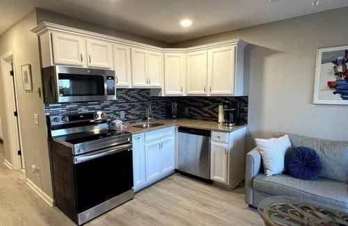 Hilton Head Island Condo | Subtropical Stunner-King bed & bikes! Central Air!