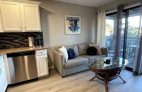 Hilton Head Island Condo | Subtropical Stunner-King bed & bikes! Central Air!