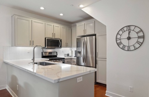 San Diego Apartment | Suburban Luxury Apartment close to Apple and Sharp Rees Stealy