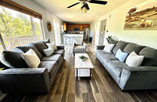 Urbandale House | Suburban Oasis with Hot Tub Spa