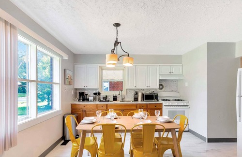 Madison Heights House | Suburban Retreat, Cozy & Quiet