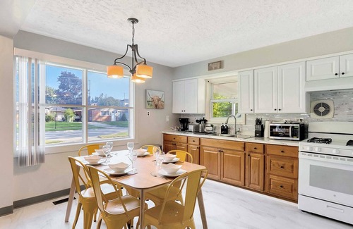 Madison Heights House | Suburban Retreat, Cozy & Quiet
