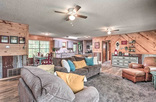 Jefferson House | ‘Sue’s Camp’ w/Caddo Lake Access & Dock!