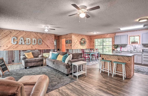 Jefferson House | ‘Sue’s Camp’ w/Caddo Lake Access & Dock!