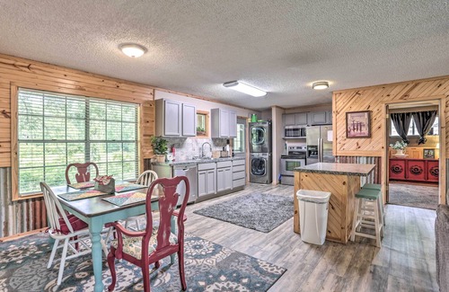 Jefferson House | ‘Sue’s Camp’ w/Caddo Lake Access & Dock!