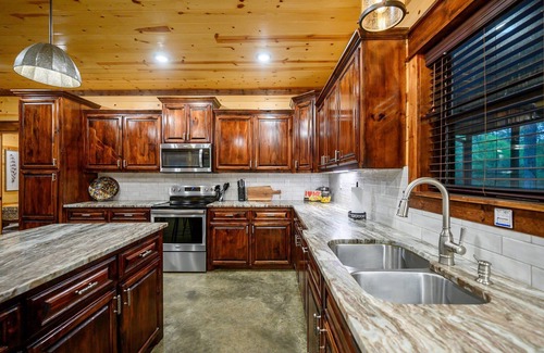 Broken Bow Cabin | Sugar Daddy Cabin for 13!