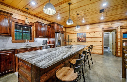 Broken Bow Cabin | Sugar Daddy Cabin for 13!