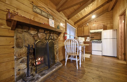 Broken Bow Cabin | Sugarberry Shack - 1 Bedroom Honeymoon Cabin Whip Poor Will Resort!