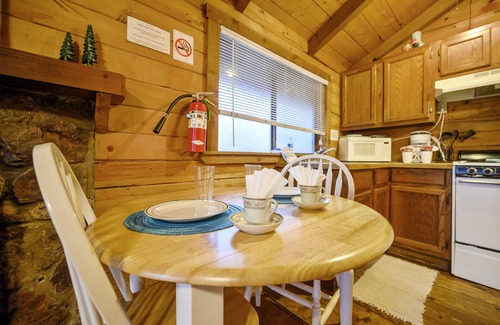 Broken Bow Cabin | Sugarberry Shack - 1 Bedroom Honeymoon Cabin Whip Poor Will Resort!