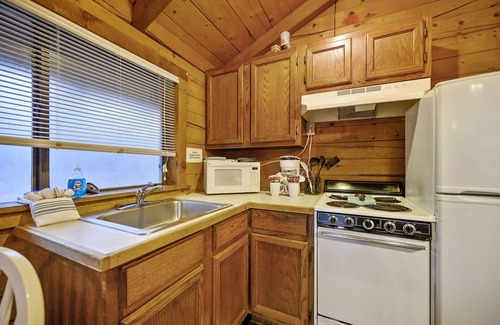 Broken Bow Cabin | Sugarberry Shack - 1 Bedroom Honeymoon Cabin Whip Poor Will Resort!