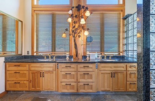Clovis Cabin | Sugarloaf Ranch-Beautiful Log Cabin with mountain views!