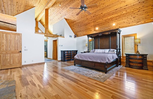Clovis Cabin | Sugarloaf Ranch-Beautiful Log Cabin with mountain views!