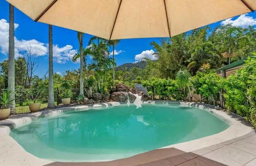 Riordanvale Villa | Sugarloaf Villa - lush tropical Whitsunday retreat