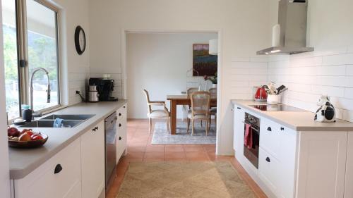 Riordanvale Villa | Sugarloaf Villa - lush tropical Whitsunday retreat