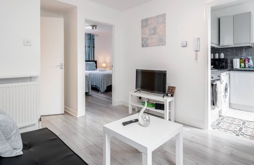 New Cross Apartment | Suitable forms of transport and accessible to other amenities