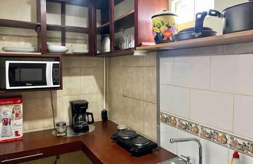 San Pedro Sula Apartment | Suite 1 hab con 2 Camas, TV, Baño, Sala, Comedor, Escritorio, Cocina y Parqueo