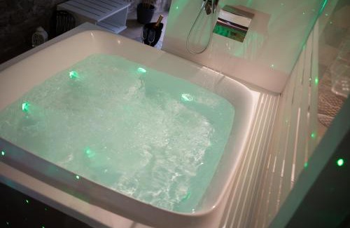 Palo del Colle Bed & Breakfast | Suite 123 Luxury B&B Con Jacuzzi