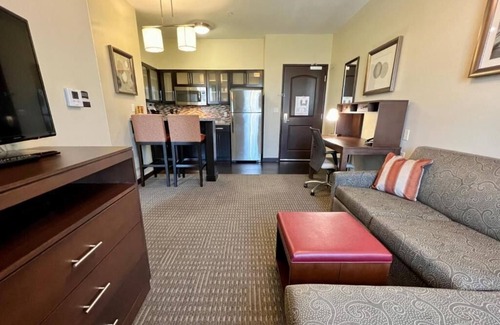 Bressi Ranch Condo | Suite 4-Mins from Airport | Fitness Center + Pool
