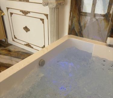Cadereau Apartment | Suite Aphrodite Spa Hammam ,Balnéo ,Nîmes Centre